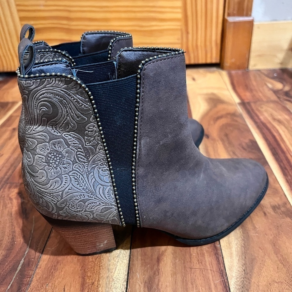 Maurices 10M Vegan Taupe Ankle Boots Embossed Mixed Media Casual Boho Western - Picture 4 of 10